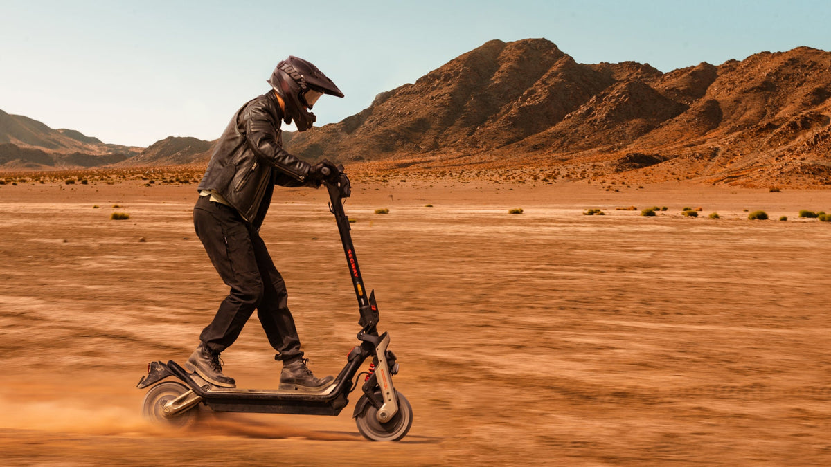 Pilote casqué sur une trottinette électrique Ninebot GT3 dans une plaine de sable – trottinette pour personne lourde