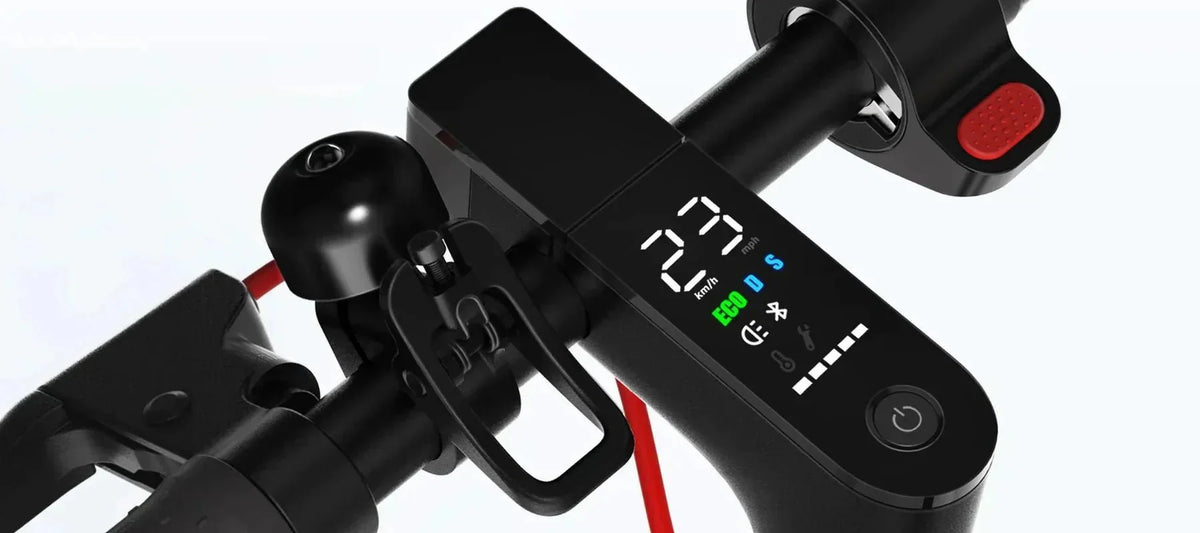 Gros plan sur l’écran d’une trottinette Xiaomi avec la vitesse, le mode ECO et l’icône de clé qui signale une erreur