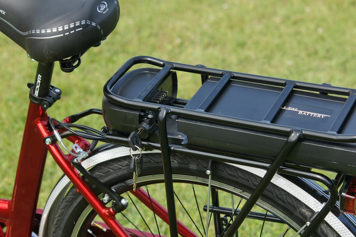 Batterie de vélo électrique sur le porte-bagages, clé dans la serrure – assurance vélo électrique et trottinette