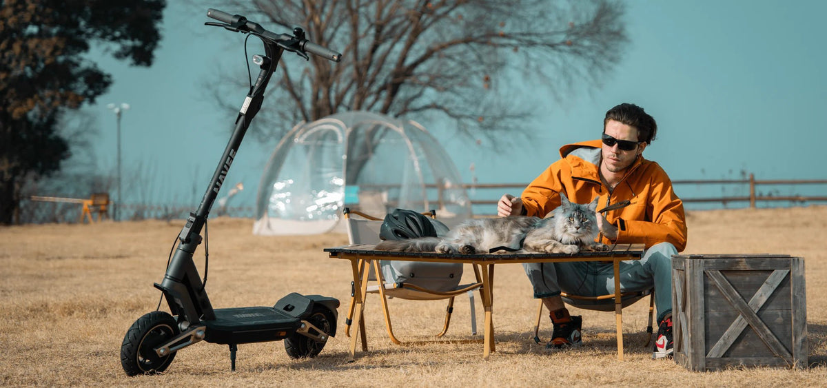 Trottinette électrique garée près d’une table de pique-nique où un homme est assis – poids d’une trottinette électrique