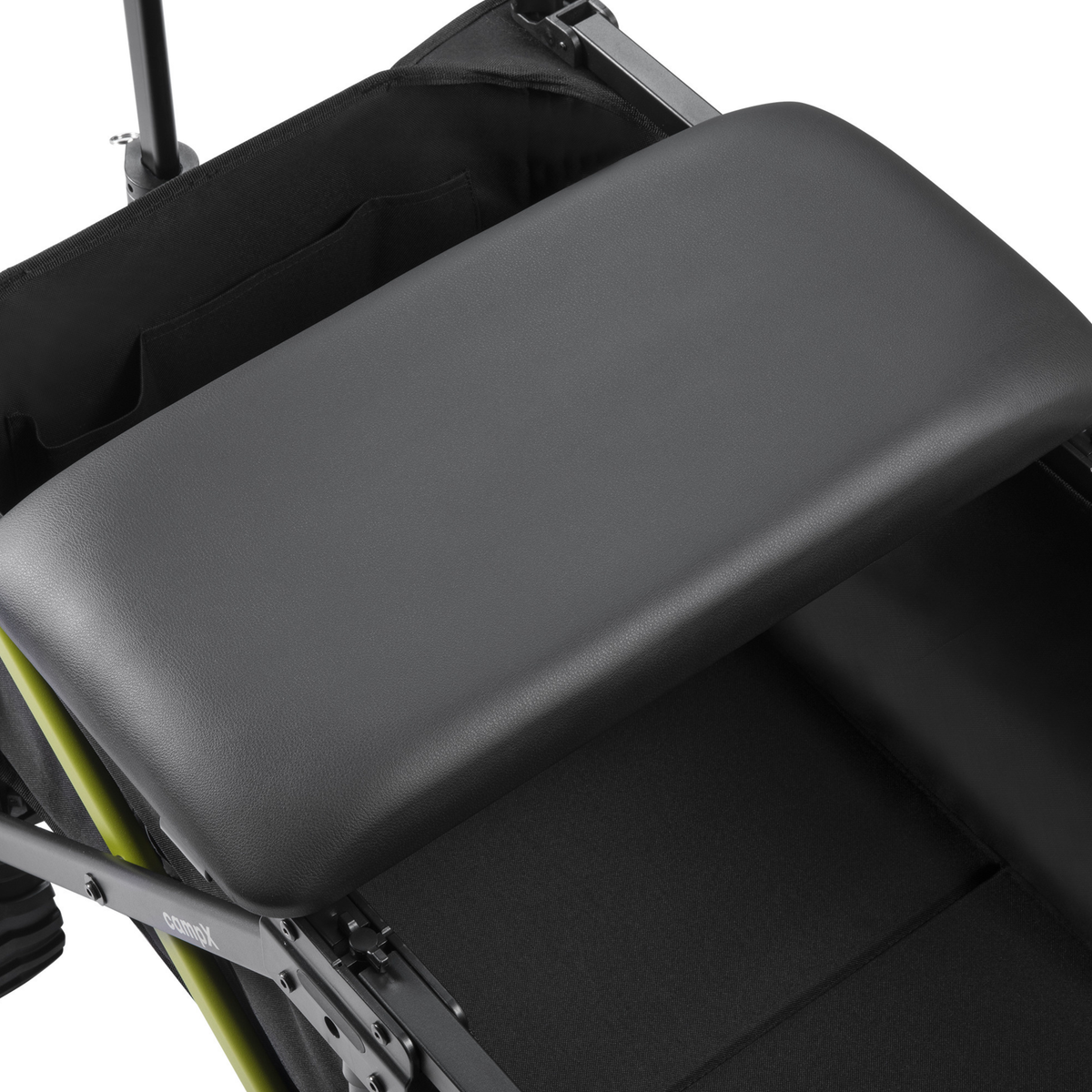 Gros plan sur une surface rembourrée noire au-dessus du DYU CampX et le panier en tissu dessous