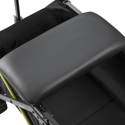 Gros plan sur une surface rembourrée noire au-dessus du DYU CampX et le panier en tissu dessous