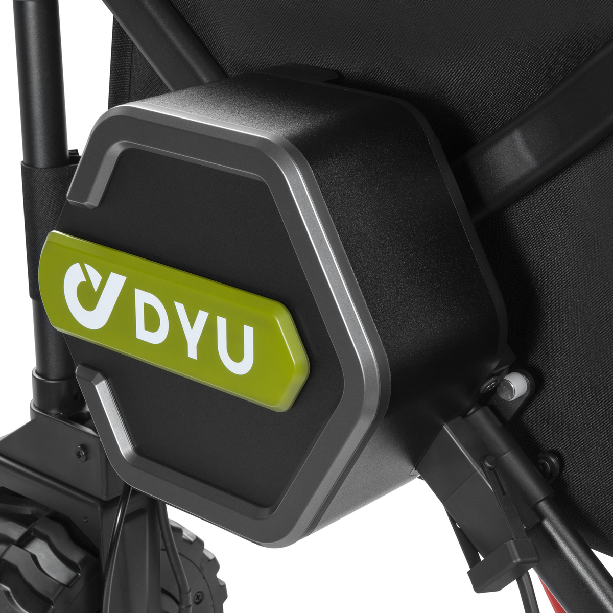 DYU CampX, gros plan sur le capot hexagonal noir avec logo DYU vert