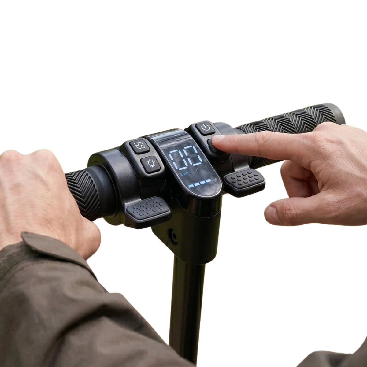 Gros plan sur le guidon avec écran et boutons, un doigt appuyant sur un bouton