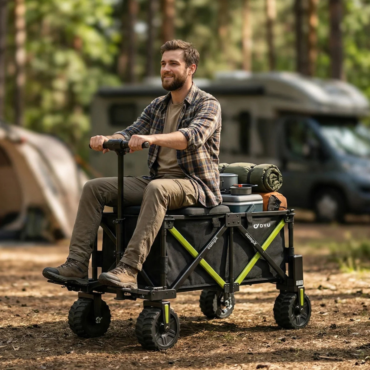 Un homme assis sur le DYU CampX avec des bagages dans un camping en forêt, camping-car et tente en arrière-plan