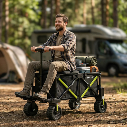 Un homme assis sur le DYU CampX avec des bagages dans un camping en forêt, camping-car et tente en arrière-plan