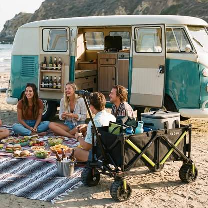 DYU CampX sur une plage avec des sacs et des bouteilles dans le chariot, devant un van et un pique-nique