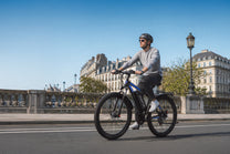Homme roulant sur le vélo électrique Duotts C29-S sur la route