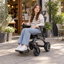 Femme assise dans le fauteuil roulant électrique EASWE B10 en intérieur