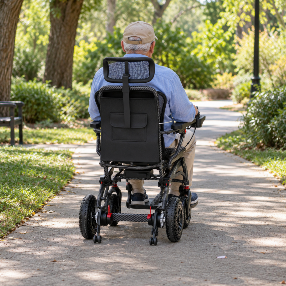 Homme âgé assis dans le fauteuil roulant électrique EASWE B10 de dos sur une allée