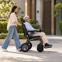 Femme poussant une personne âgée dans le fauteuil roulant électrique EASWE B10 dans un jardin