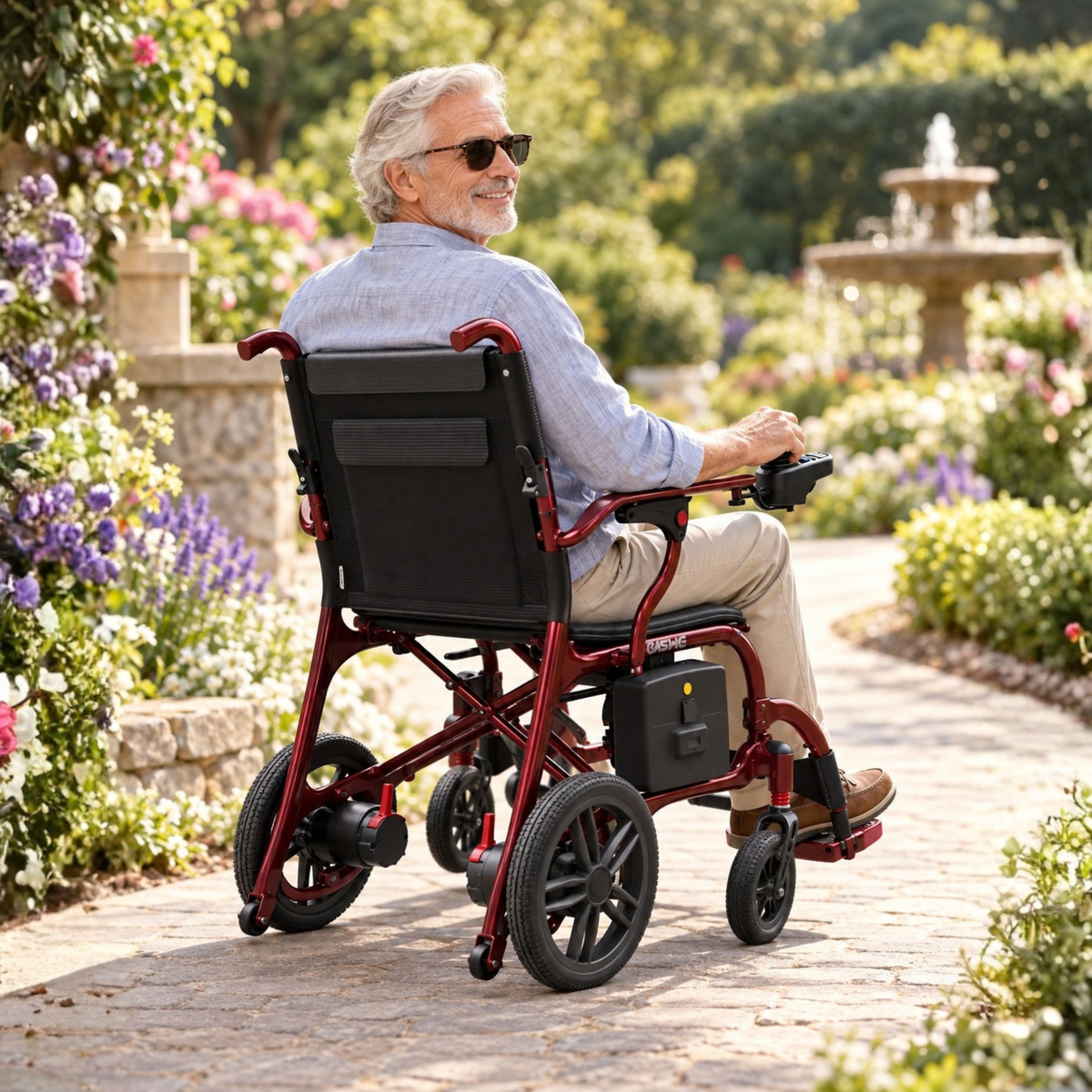 Homme âgé assis dans le fauteuil roulant électrique EASWE C30 dans un jardin