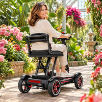 Femme âgée assise sur le scooter de mobilité EASWE M20 dans un jardin