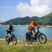 Deux personnes avec le vélo électrique fat bike ENGWE E26 3.0 PRO au bord de la mer