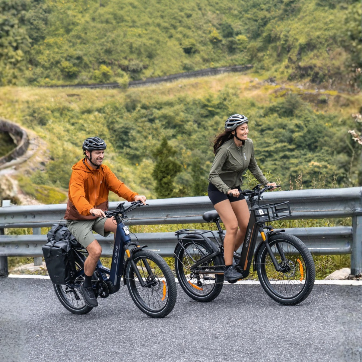 Deux personnes avec le vélo électrique fat bike ENGWE E26 3.0 PRO sur la route