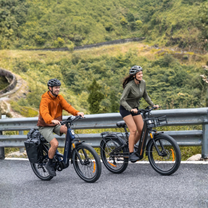 Deux personnes avec le vélo électrique fat bike ENGWE E26 3.0 PRO sur la route