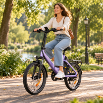 ENGWE O20 Boost, vélo électrique violet conduit par une femme sur une allée de parc, vu de profil