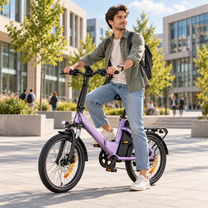 ENGWE O20 Boost, vélo électrique violet, vu de profil avec un homme assis sur le vélo sur une place