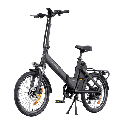 ENGWE O20 Boost noir, vu de trois quarts avant avec guidon, écran, phare avant, porte-bagages et béquille