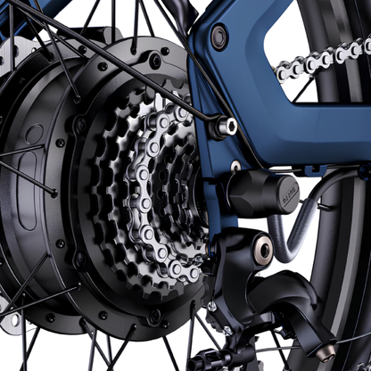 ENGWE O20 Boost, gros plan du moyeu arrière avec cassette, chaîne et dérailleur près du cadre bleu