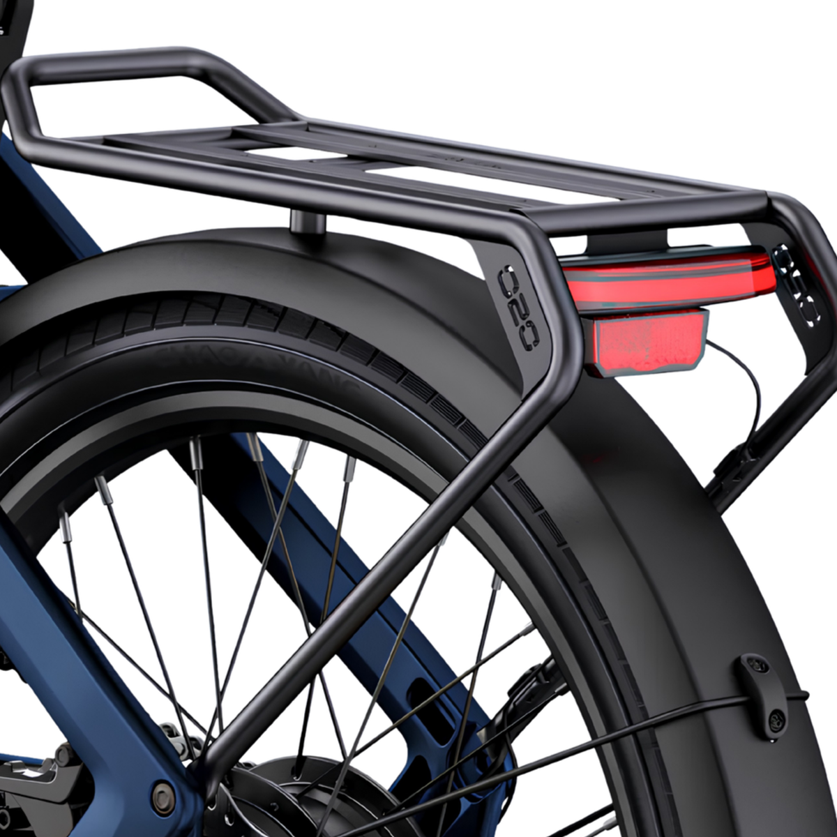 ENGWE O20 Boost, gros plan du porte-bagages noir, du feu arrière rouge et du garde-boue arrière