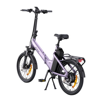 ENGWE O20 Boost vélo électrique violet vu de trois quarts arrière avec batterie, porte-bagages et béquille