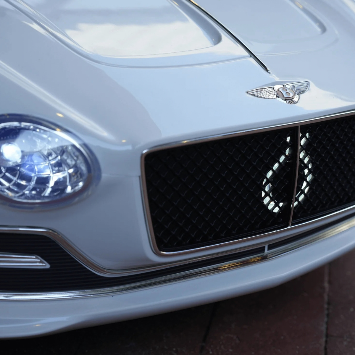 Calandre et phares de la Bentley EXP 12