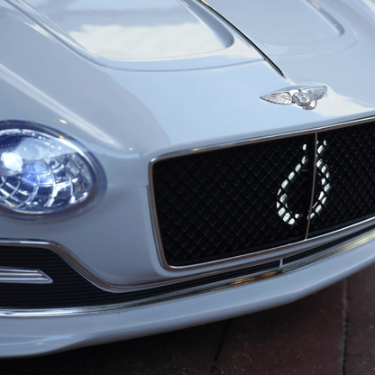 Calandre et phares de la Bentley EXP 12