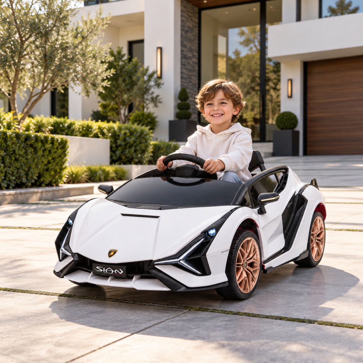 Enfant au volant de la voiture électrique pour enfants Lamborghini Sian