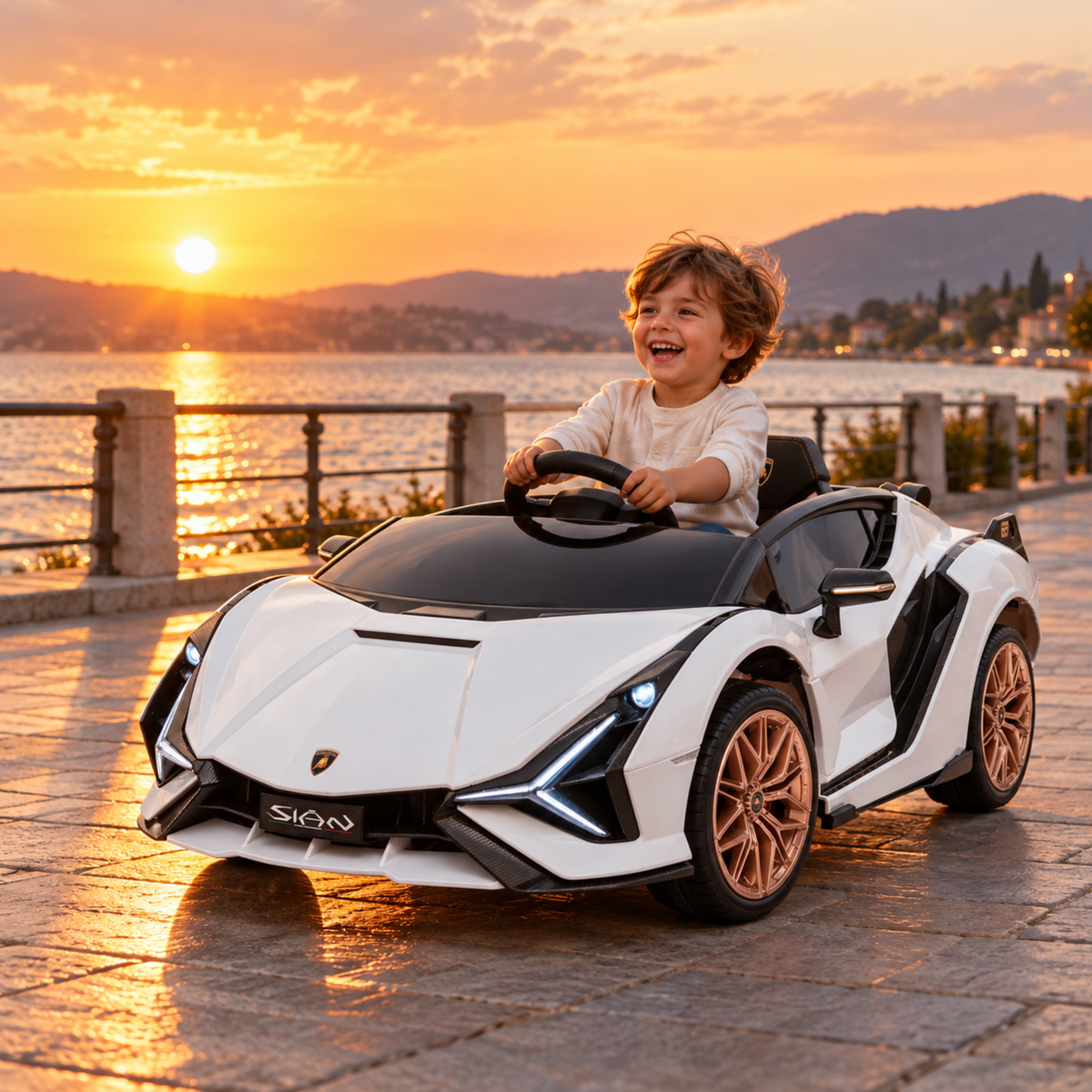 Enfant au volant de la voiture électrique pour enfants Lamborghini Sian au bord de la mer