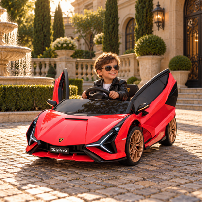 Enfant au volant de la voiture électrique pour enfants Lamborghini Sian sur une allée