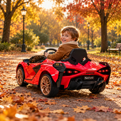 Enfant au volant de la voiture électrique pour enfants Lamborghini Sian dans un parc