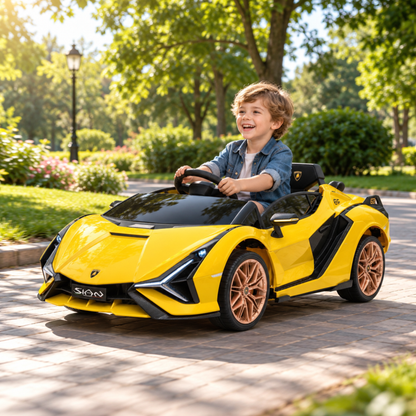 Enfant au volant de la voiture électrique pour enfants Lamborghini Sian coloris jaune dans un parc