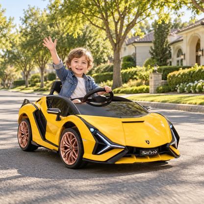 Enfant au volant de la voiture électrique pour enfants Lamborghini Sian coloris jaune dans un parc