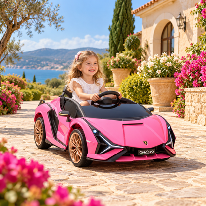 Enfant au volant de la voiture électrique pour enfants Lamborghini Sian dans un parc
