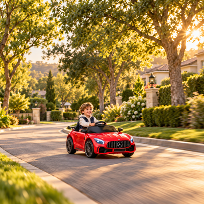 Enfant au volant de la voiture électrique pour enfants Mercedes AMG GT dans un parc