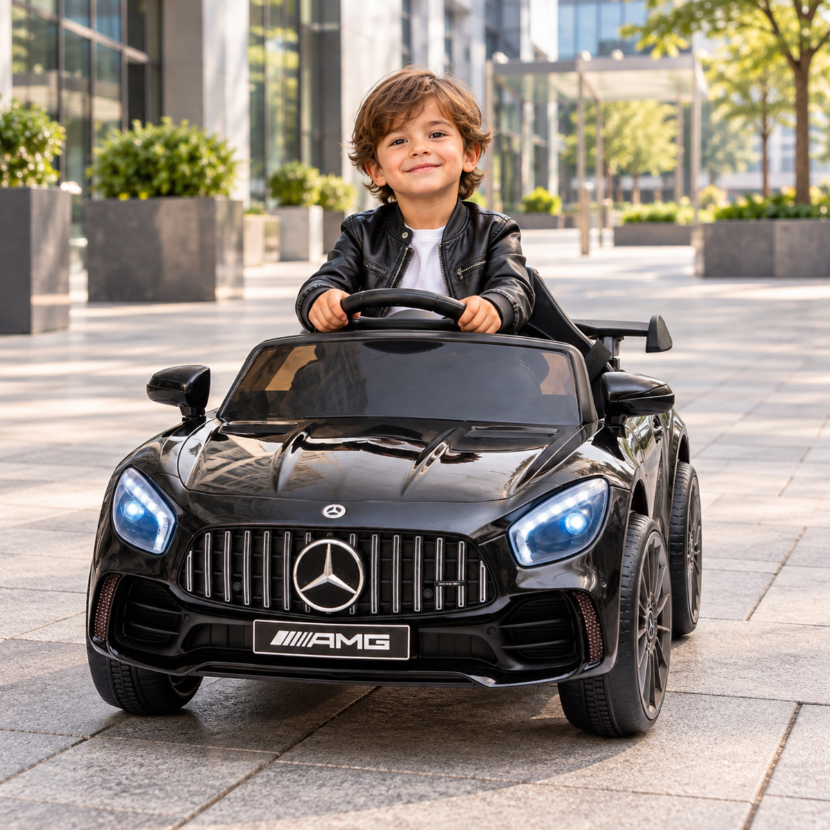 Enfant au volant de la voiture électrique pour enfants Mercedes AMG GT