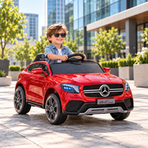 Enfant au volant de la voiture électrique pour enfants Mercedes GLC Coupé