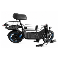 GYROOR C1 Plus de profil avec selle noire, paniers à l'avant et à l'arrière, jantes à bord bleu et ressort bleu près de la roue arrière