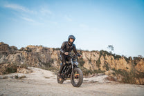 Pilote sur le vélo électrique fat bike LOOKROAD L20 en tout-terrain