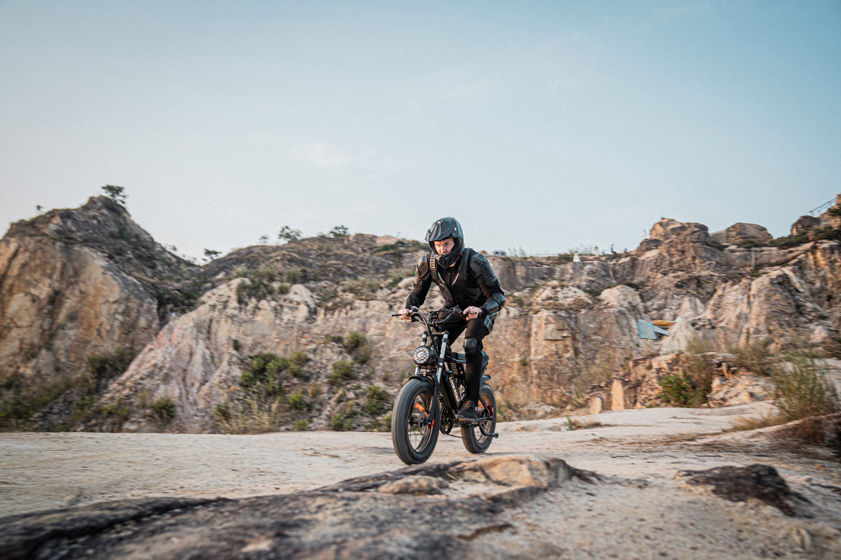 Pilote sur le vélo électrique fat bike LOOKROAD L20 en tout-terrain