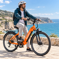 Homme assis sur un OneSport OT05 Max orange au bord de la mer avec des rochers en arrière-plan