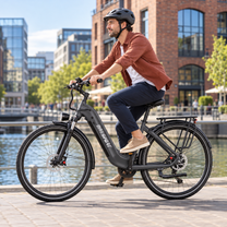 Homme casqué à vélo sur un OneSport OT05 Max gris foncé le long d'un quai au bord de l'eau