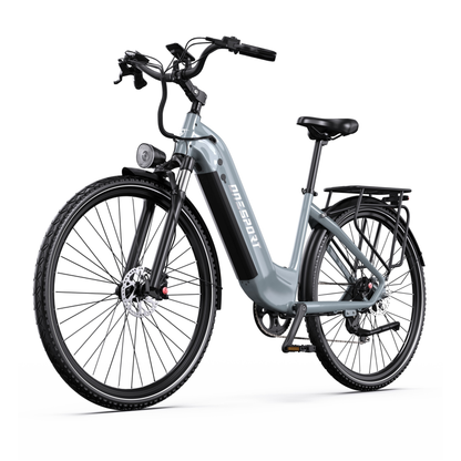 Vélo électrique gris OneSport OT05 Max à cadre bas, vue de trois quarts avant avec phare, garde-boue et porte-bagages