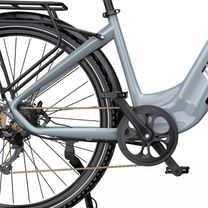 OneSport OT05 Max, gros plan sur le cadre gris, le pédalier, la chaîne et la roue arrière avec porte-bagages