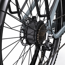 Gros plan du OneSport OT05 Max sur le moyeu de la roue arrière avec disque de frein, cassette, chaîne et dérailleur