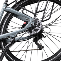 Gros plan du OneSport OT05 Max sur le frein à disque de la roue arrière, la chaîne et le dérailleur arrière