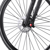 Gros plan du OneSport OT05 Max sur la roue avant avec frein à disque et fourche avant