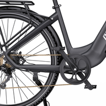 OneSport OT05 Max, gros plan sur la roue arrière, le cadre, le porte-bagages, la manivelle et la chaîne