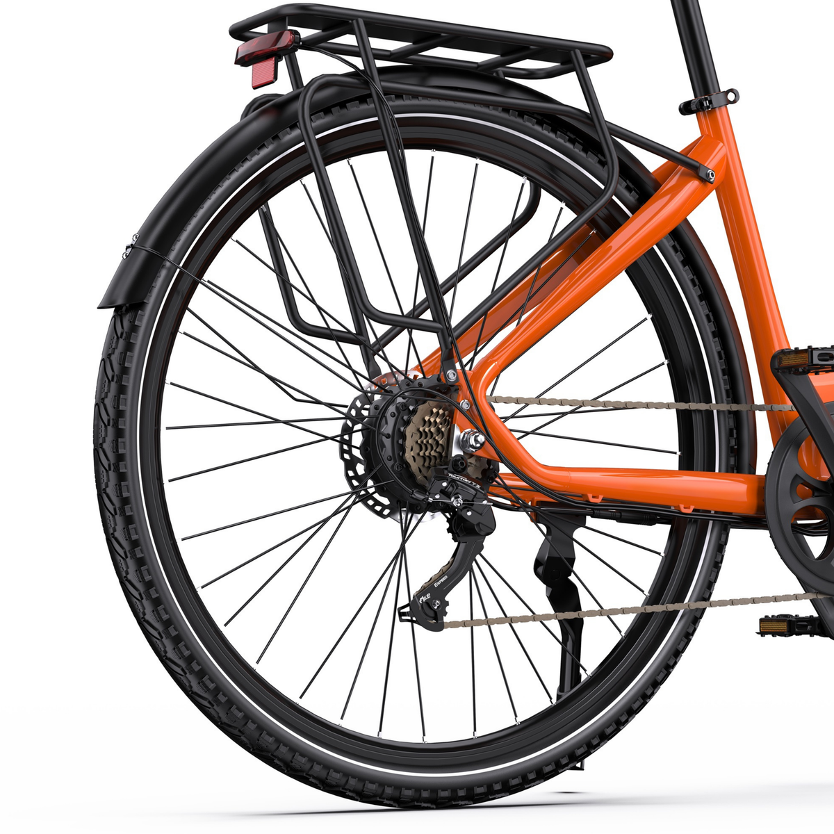 Roue arrière du OneSport OT05 Max vue de côté avec porte-bagages, chaîne, dérailleur et cadre orange